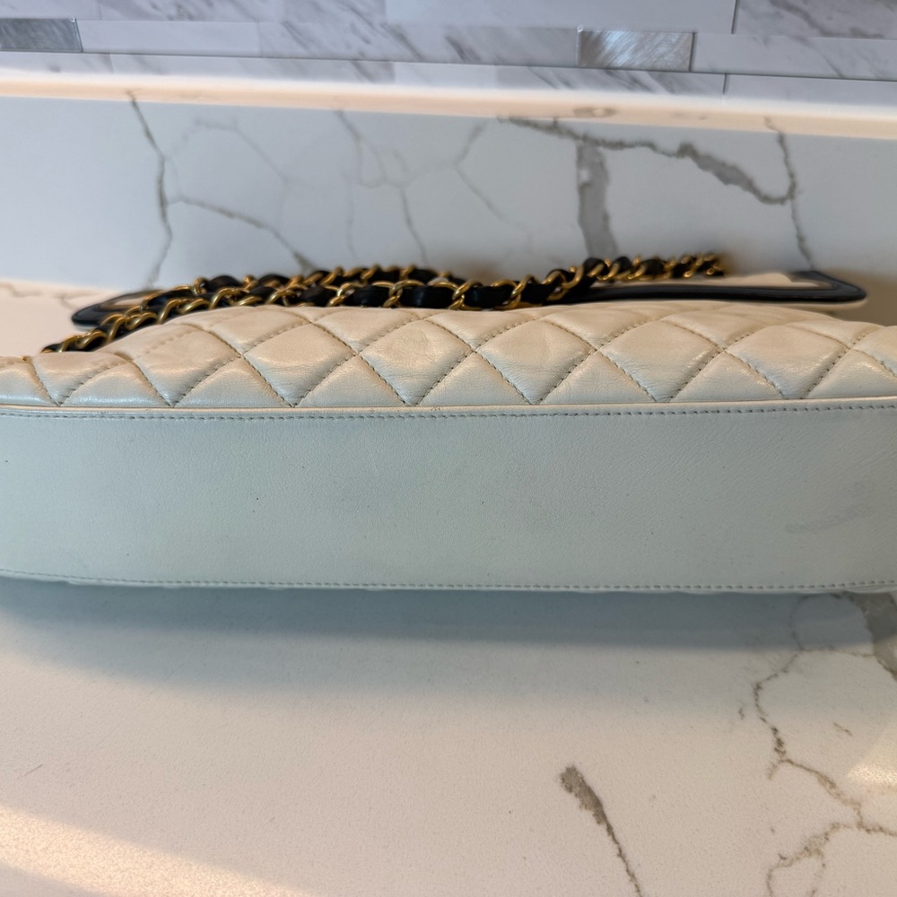 CHANEL Quilted Lambskin White Bag - Picture 6 of 17